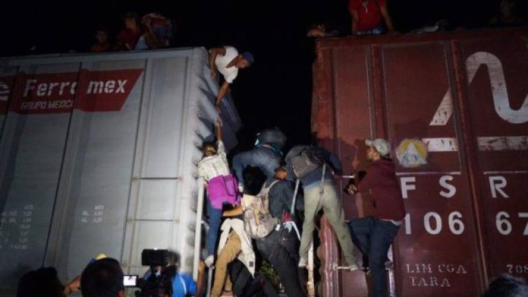 Cientos de migrantes subieron a La Bestia en su ruta hacia EEUU para evadir redadas de las autoridades mexicanas./EFE referencial.
