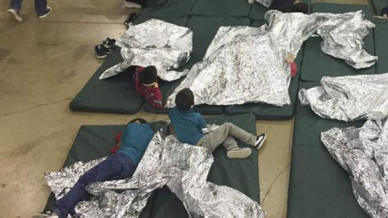 Organizaciones pro inmigrantes denunciaron las condiciones 'inhumanas' en las que EEUU retiene a los niños y familias indocumentadas en la frontera./Foto referencial.