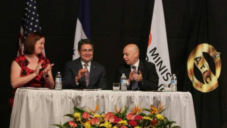 La encargada de negocios de la embajada de Estados Unidos, Heide B. Fulton; el presidente de Honduras, Juan Orlando Hernández y el Fiscal General, Oscar Chinchilla.