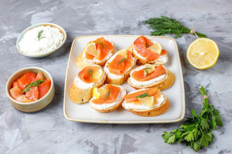 Canapés de salmón ahumado y crema de eneldo