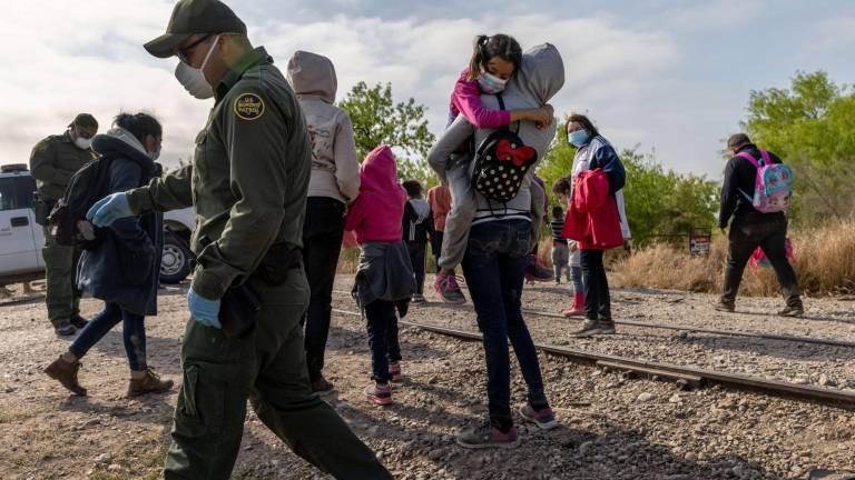Una madre e hija hondureña llegan a solicitar asilo a Texas después de cruzar el Río Grande desde México.