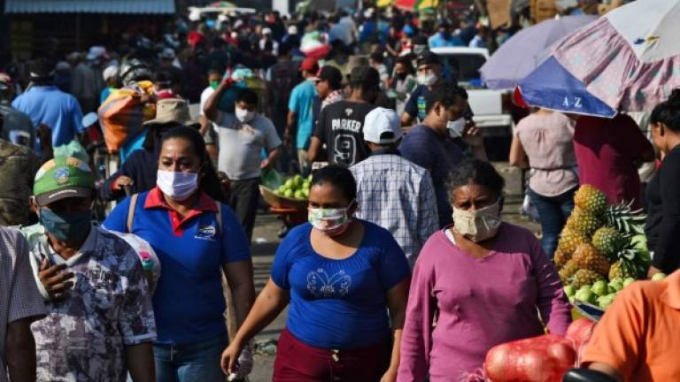 Los capitalinos siguen saliendo masivamente los lunes, miércoles y viernes a vender y comprar alimentos. (Photo by ORLANDO SIERRA / AFP)