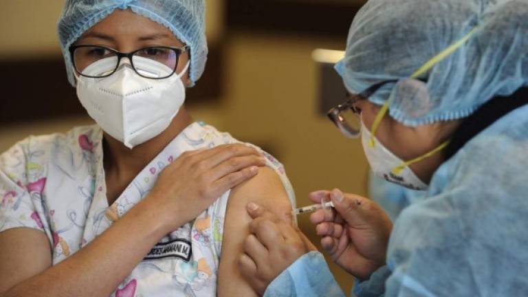 Los casos del covid 19 bajan en varios países mientras la vacunación avanza a toda marcha en Europa y Estados Unidos. América Latina sigue rezagada con entrega de vacunas./AFP.