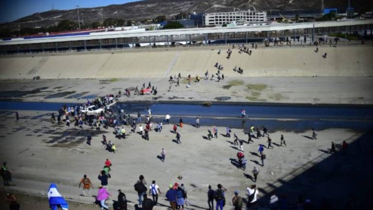 Una estampida de migrantes rompió un cerco de la policía mexicana para intentar ingresar ilegalmente a territorio estadounidense./AFP.