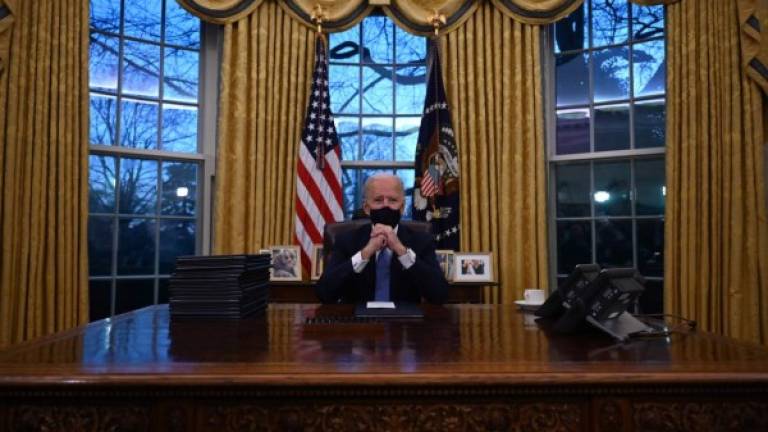 La oficina oval fue desinfectada y redecorada en menos de cinco horas tras la salida de Donald Trump de la Casa Blanca y la llegada de Joe Biden poco tiempo después para firmar sus primeras órdenes ejecutivas en el histórico despacho.