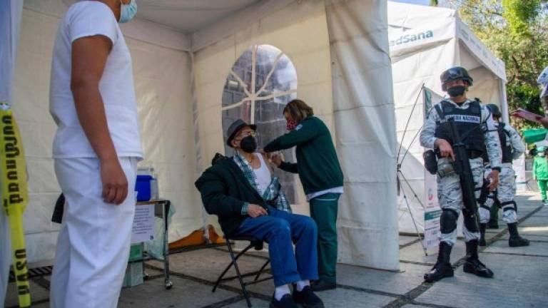 México inició la vacunación de adultos mayores con las primeras dosis de la vacuna de Astrazeneca que recibió el fin de semana./AFP.
