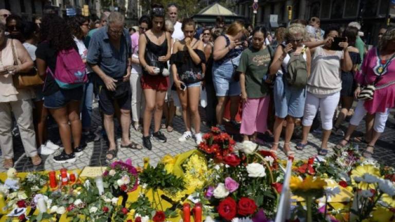 Multitud de arreglos florales fueron colocados para conmemorar a las víctimas del ataque.
