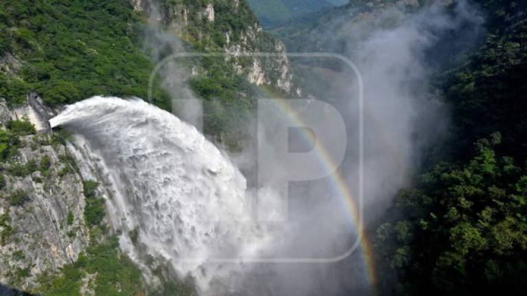 The Central Hidroelectrica Francisco Morazn hydroelectric power plant, known as El Cajon Dam, in the municipality of Santa Cruz de Yojoa, departamento de Cortes, 180 km north of Tegucigalpa, starts lowering water levels of its reservoir on November 14, 2020 as a preventive measure ahead of the expected arrival of Tropical Storm Iota in the region. - The dam, operated by the state-owned Empresa Nacional de Energia Electrica (ENEE), is lowering the water level to prevent floodings in the Sula Valley when Tropical Storm Iota makes landfall. (Photo by Orlando SIERRA / AFP)