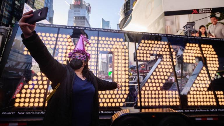 Times Square se prepara para el espectáculo de fin de año luego de que fuese cancelado por la pandemia en 2020.