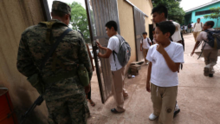 En la capital, varios centros educativos reciben resguardo militar por temor.