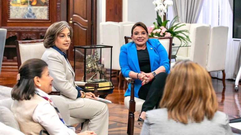 La presidenta del Cohep, Anabel Gallardo, en la reunión con la presidenta de Honduras, Xiomara Castro.