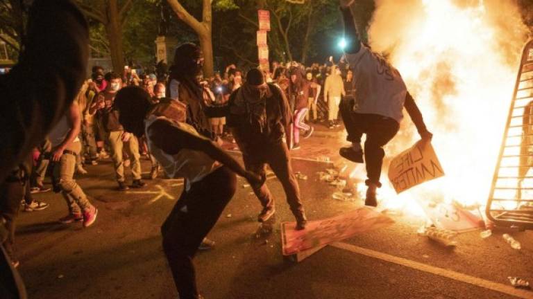 Las violentas protestas contra el racismo continuaron anoche en las principales ciudades de EEUU pese a los toques de queda y el despliegue de la Guardia Nacional./AFP.