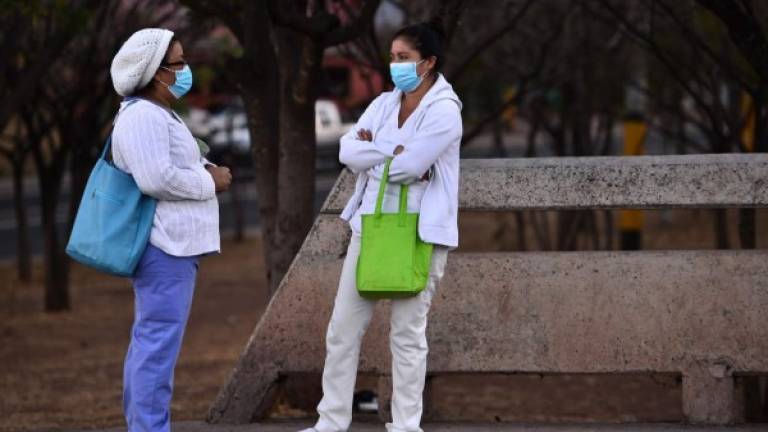 Los trabajadores del sector de la salud usan mascarillas como medida preventiva contra la propagación del nuevo coronavirus. AFP