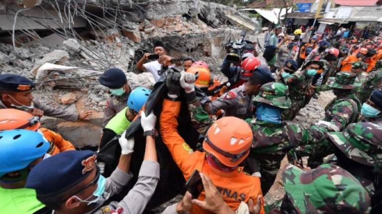 Un violento sismo de magnitud 5,9 sacudió este jueves la isla indonesia de Lombok, donde los socorristas asistían a las víctimas de dos devastadores sismos registrados en las últimas tres semanas, que dejan al menos 319 muertos según un nuevo balance oficial.