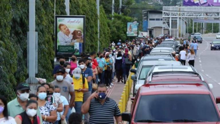 El Vacunatón arrancó este sábado con gran afluencia de hondureños en los diferentes centros de vacunación contra el coronavirus en Tegucigalpa.