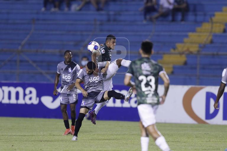 El juego fue bastante disputado de principio a fin. Foto Neptalí Romero.