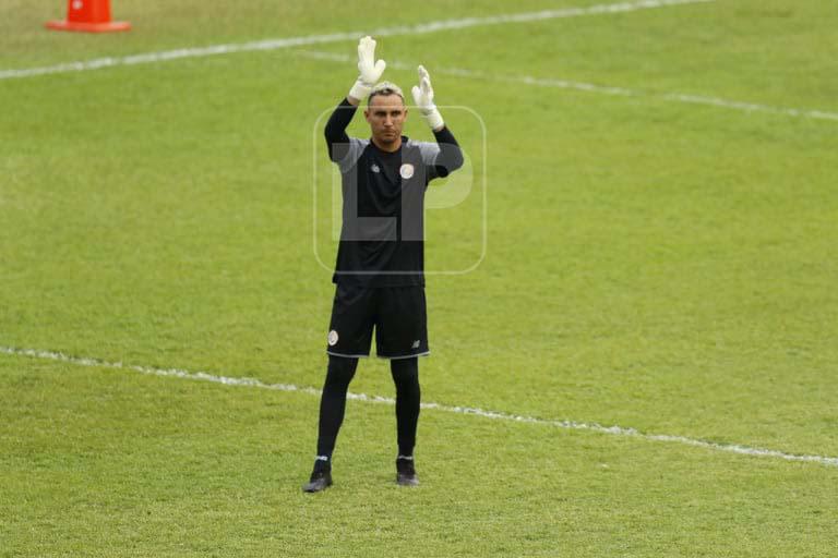 El portero Keylor Navas saludando a los aficionados hondureños que lo han ovacionado en el estadio Olímpico.