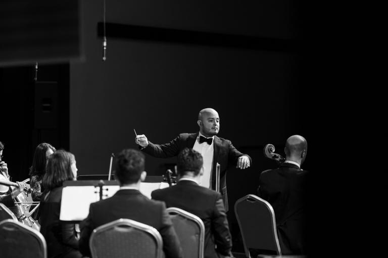 El director artístico de la Orquesta Filarmónica de San Pedro Sula, el maestro Óscar Barahona.