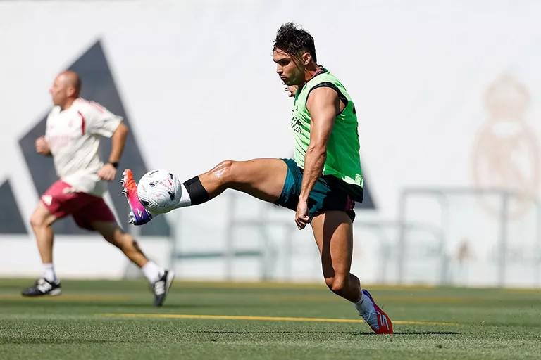Real Madrid inicia: físico de jugador acapara miradas y un histórico vuelve