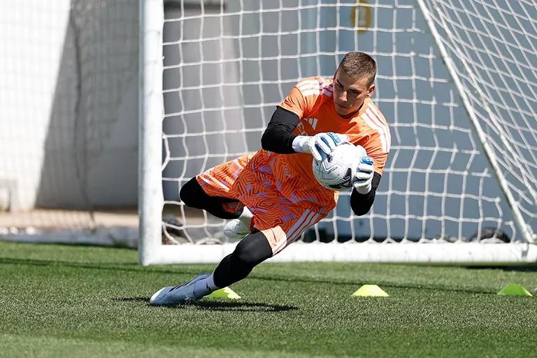 Real Madrid inicia: físico de jugador acapara miradas y un histórico vuelve