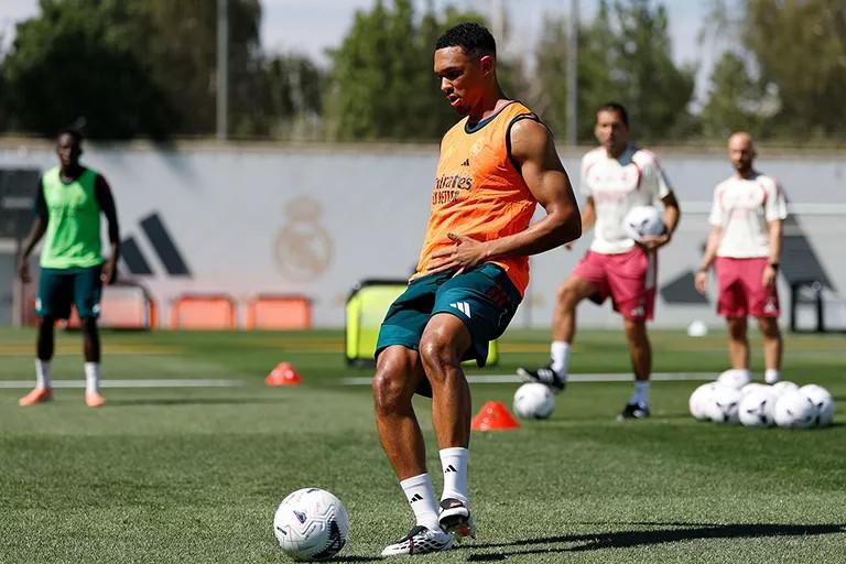 Real Madrid inicia: físico de jugador acapara miradas y un histórico vuelve