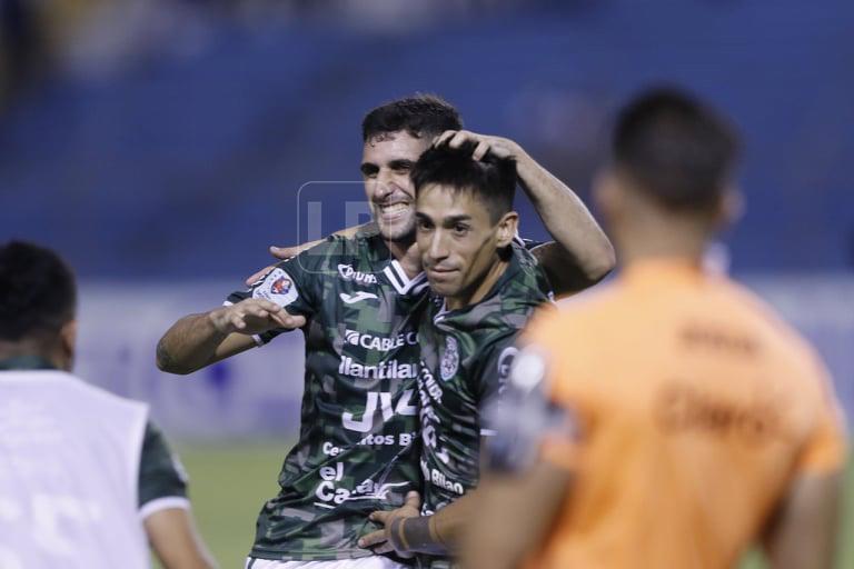 El argentino Juan Vieyra se gastó un golazo en el estadio Olímpico de San Pedro Sula. Foto Neptalí Romero.