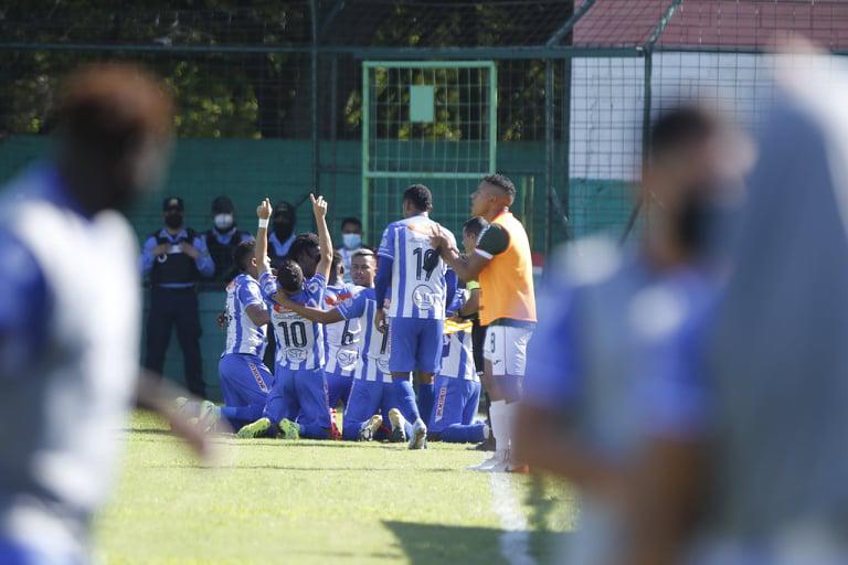 Jugadores del Victoria celebrando el gol que abrió el marcador ante Marathón.