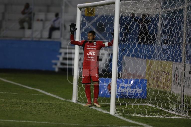 El portero Denovan Torres se quedó parado y no hizo el esfuerzo por lanzarse en el penal cobrado por Roberto Moreira.