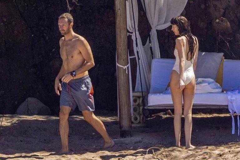 El resultado de la taquilla y las malas reseñas de la película parecen no importarle a su protagonista, ya que disfruta feliz de unas románticas vacaciones en la playa con su pareja.