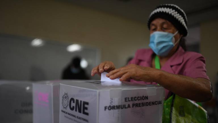 Una mujer deposita su voto en una Junta Receptora de Votos en la ciudad de Tegucigalpa.