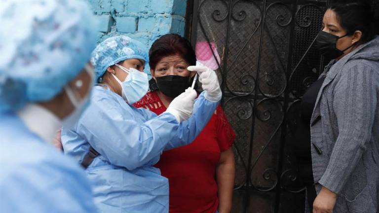 Brigadas de vacunación recorren el distrito de Villa El Salvador para aplicar la tercera dosis contra la covid-19, en Lima (Perú).