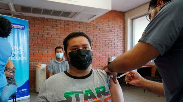 Inmunización. Un sampedrano es vacunado contra el covid-19 en la Universidad Católica. foto: José Cantarero