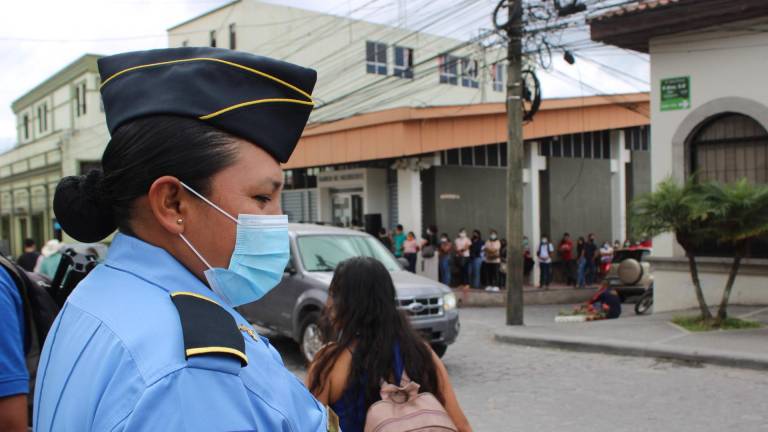 Los funcionarios encargados de brindar seguridad en la ciudad informaron que habrá mayor presencia militar y policial en las zonas comerciales de la ciudad.
