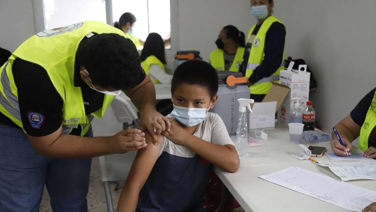 Se está vacunando a mayores de 12 años en los centros designados. Fotos: Franklyn Muñoz.