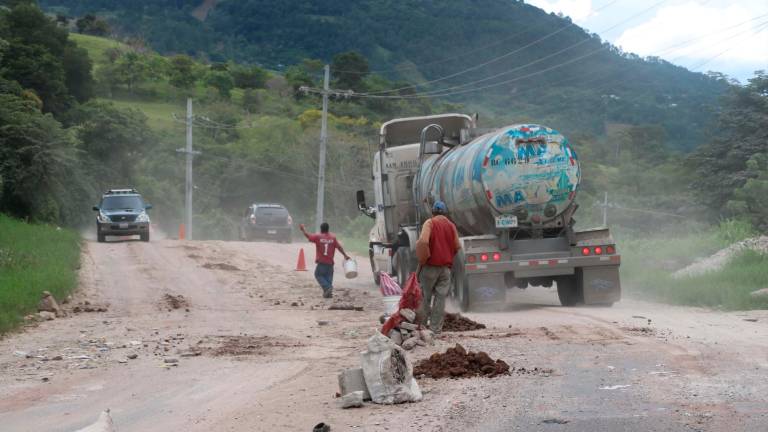 Tramos en mal estado en la carretera CA-4 entre Santa Rosa y Cucuyagua, Copán. Foto: Mariela Tejada.