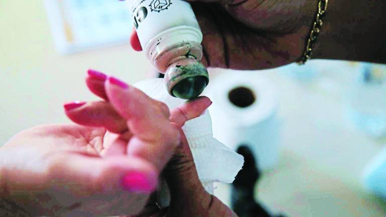 Una persona se aplica la tinta indeleble después de haber ejercido el sufragio. Archivo.