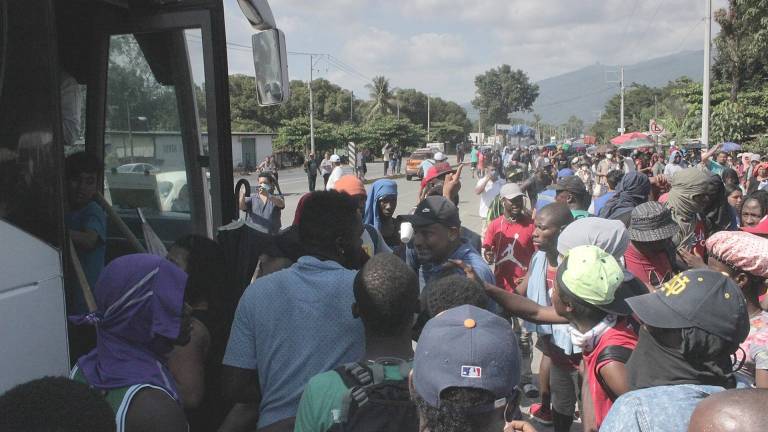 Empujones, gritos y desesperación entre migrantes de caravana que intentaban abordar autobuses enviados por el INM.