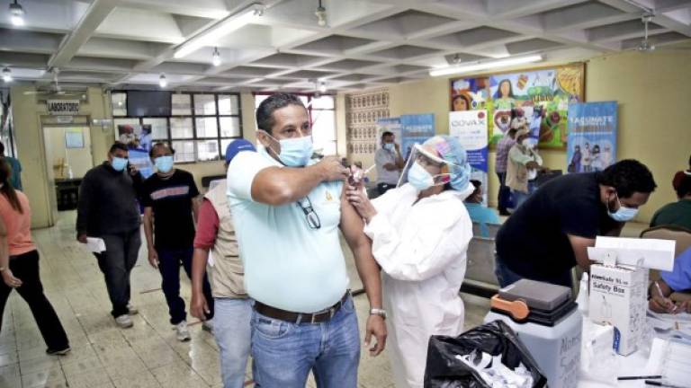 En Tegucigalpa se inmunizaron los empleados del Alonso Suazo. Foto: Andro Rodríguez.