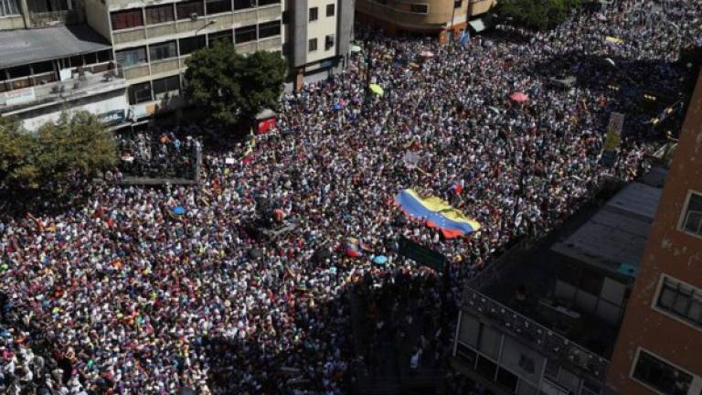 Miles de venezolanos regresaron a las calles para exigir la salida de Maduro del poder y el ingreso de ayuda humanitaria./EFE.