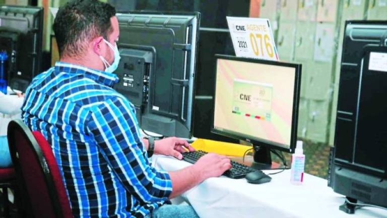 Una empleado del CNE utiliza el sistema de transmisión que se implementó en las elecciones primarias de marzo. Archivo
