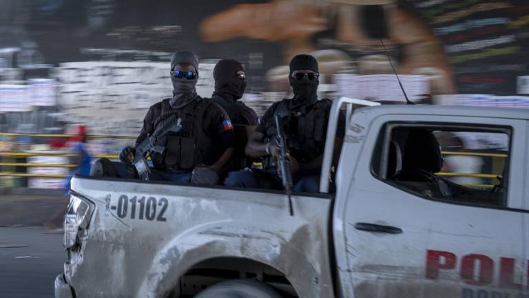 La policía de Haití enfrenta violentos enfrentamientos en las calles ante el asedio de las pandillas.