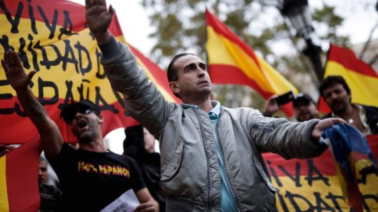 Varias decenas de manifestantes contrarios a la independencia llegaron a la Puerta del Sol gritando “¡Viva España!” y haciendo el saludo fascista.