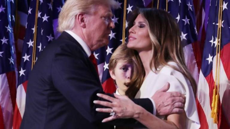 El presidente electo Donald Trump es muestra cariñoso con su esposa Melania.