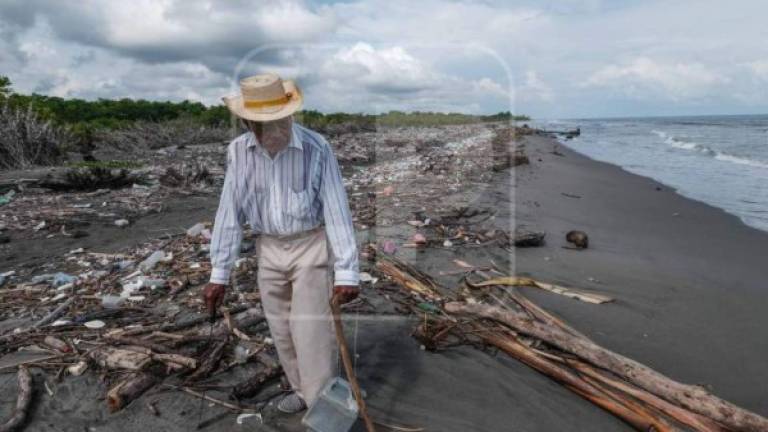 Manuel Francisco Hernández (de 96 años) es un patriarca de la Barra del Motagua y pide al Gobierno que rescate a su comunidad de la basura guatemalteca. Fotos: Yoseph Amaya.