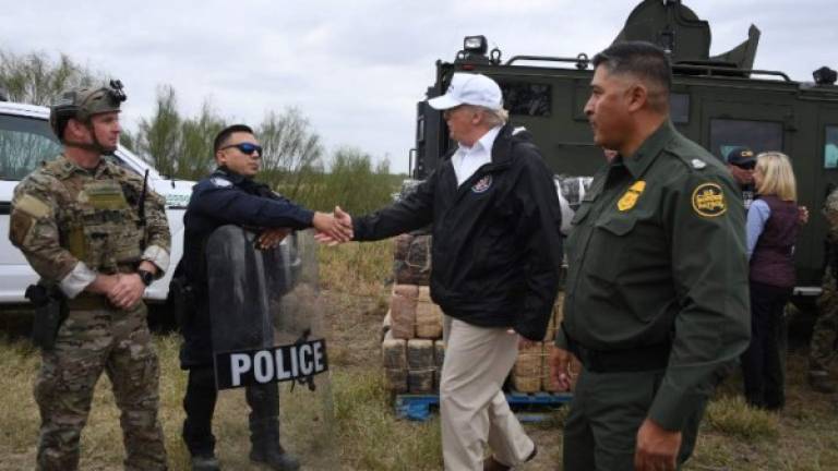 El magnate se reunió con los agentes fronterizos frente al Río Bravo, en un espectáculo mediático para exigir el muro en la frontera./AFP.