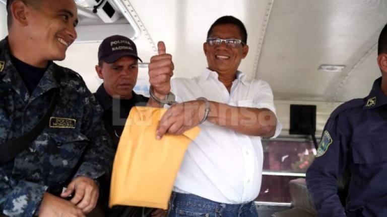 El exoficial Jorge Alberto Barralaga llegó sonriente el viernes a los tribunales. Sigue preso en Támara.