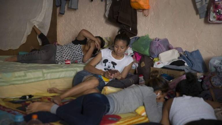 Miles de migrantes centroamericanos están a la espera de la aprobación del asilo que les otorgue EEUU. AFP