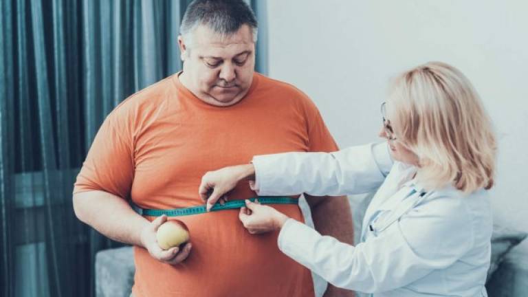 Es necesario que visite a un especialista para que le ayude a controlar el peso y así evitar muchas enfermedad como consecuencia de la obesidad.