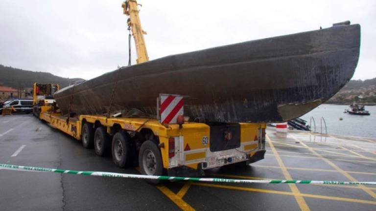 El 'narcosubmarino' hundido el pasado domingo en la Ría de Aldán (Cangas) ha sido reflotado en las últimas horas. EFE
