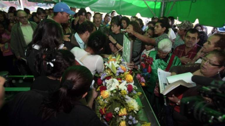 Decenas de personas acompañaron a la familia de periodista Rony Espinoza en el sepelio de su hija.